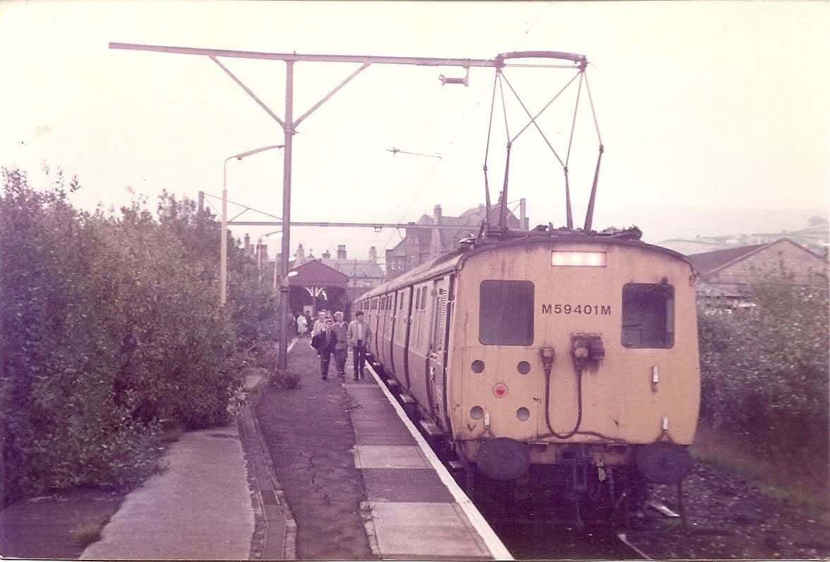WoodheadRoute's tweet photo. On This Day. 

Class 506. 59401 on the 0751 Hadfield to Manchester Piccadilly 28 September 1984 at Glossop. 

© Michael Gatenby https://t.co/xkPL0BJYS8