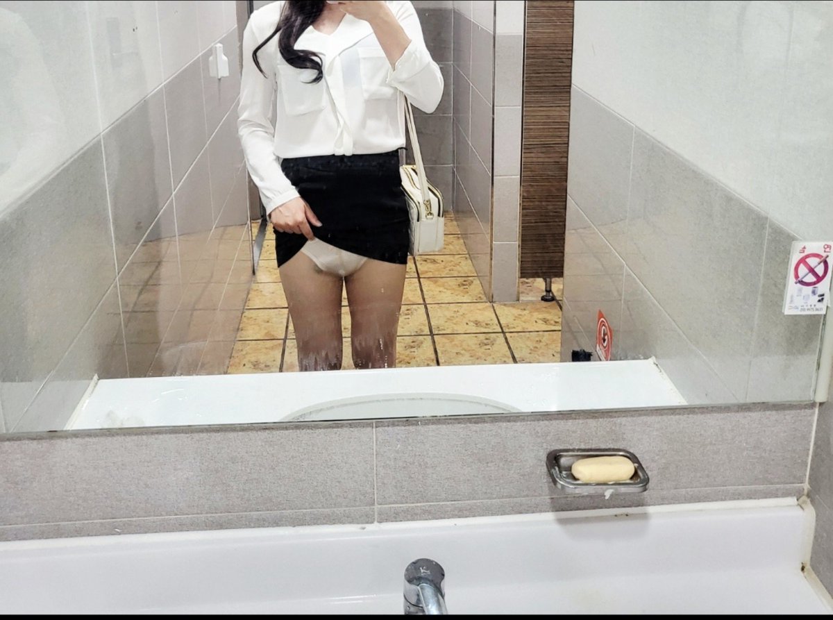 yeiiiiinn's tweet photo. 빼꼼!!! ㅋㅋㅋㅋ 여장은 역시 오피스룩 https://t.co/oPPxxkNgqS