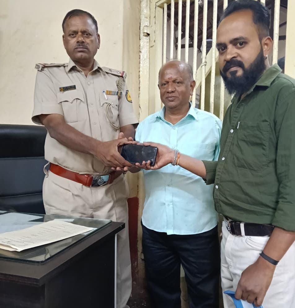 CPBELAGAVI's tweet photo. ಕ್ಯಾಂಪ್ ಪೊಲೀಸ್ ಠಾಣೆಯಿಂದ ಮೊಬೈಲ್ ಕಳೆದುಕೊಂಡ ವಾರಸುದಾರರಿಗೆ CEIR Portal ನಲ್ಲಿ ಪತ್ತೆಯಾದಂತಹ ಮೊಬೈಲ್ ವಶಪಡಿಸಿಕೊಂಡು ವಾರಸುದಾರರಿಗೆ ಮರಳಿಸಲಾಯಿತು. ಸಾರ್ವಜನಿಕರು ಮೊಬೈಲ್ ಕಳೆದುಕೊಂಡರೆ ಕೂಡಲೇ https://t.co/IjIYh5lCPu ಪೋರ್ಟಲ್‌ಗೆ ಭೇಟಿ ನೀಡಿ ಅಗತ್ಯ ಮಾಹಿತಿಯನ್ನು ಸಲ್ಲಿಸಿ.

#belagavicitypolice https://t.co/HK5AJN05Xv