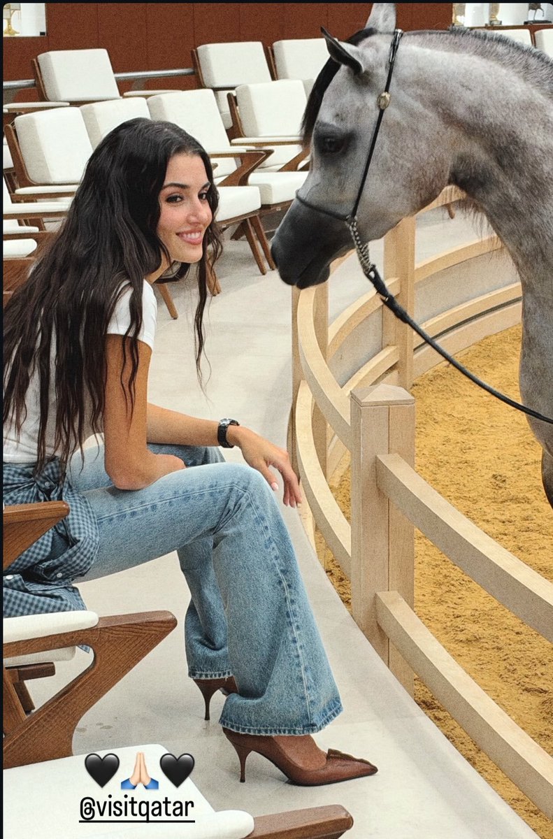 Marymoonns's tweet photo. Hande Erçel from Qatar ❤️
You look so beautiful ❤️‍🔥
Even the horses sense your kind heart and fall in love with you 🫠✨
#HandeErçel 
#Pomellato #DJWE2026 
#VisitQatar https://t.co/CESnFZ6ltG
