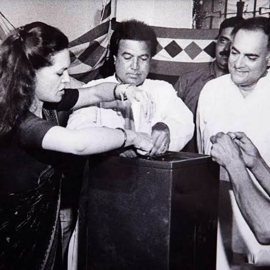 BamesJond000's tweet photo. @INCIndia like Charsi Chew-tea #pappu , mujhe bhi feeling aati hai ki vote chori chal raha hai😄😄😄😄 https://t.co/X65q8v08Jl