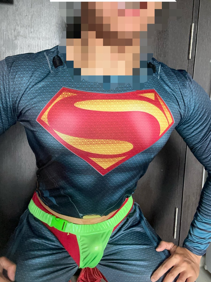 Dustanderly's tweet photo. Chưa flexing được bao lâu đã bị ép mặc sịp kryptonite. 

They trapped me in kryptonite underwear, I cant use my super strength to fight back https://t.co/y8RWPiHwGZ
