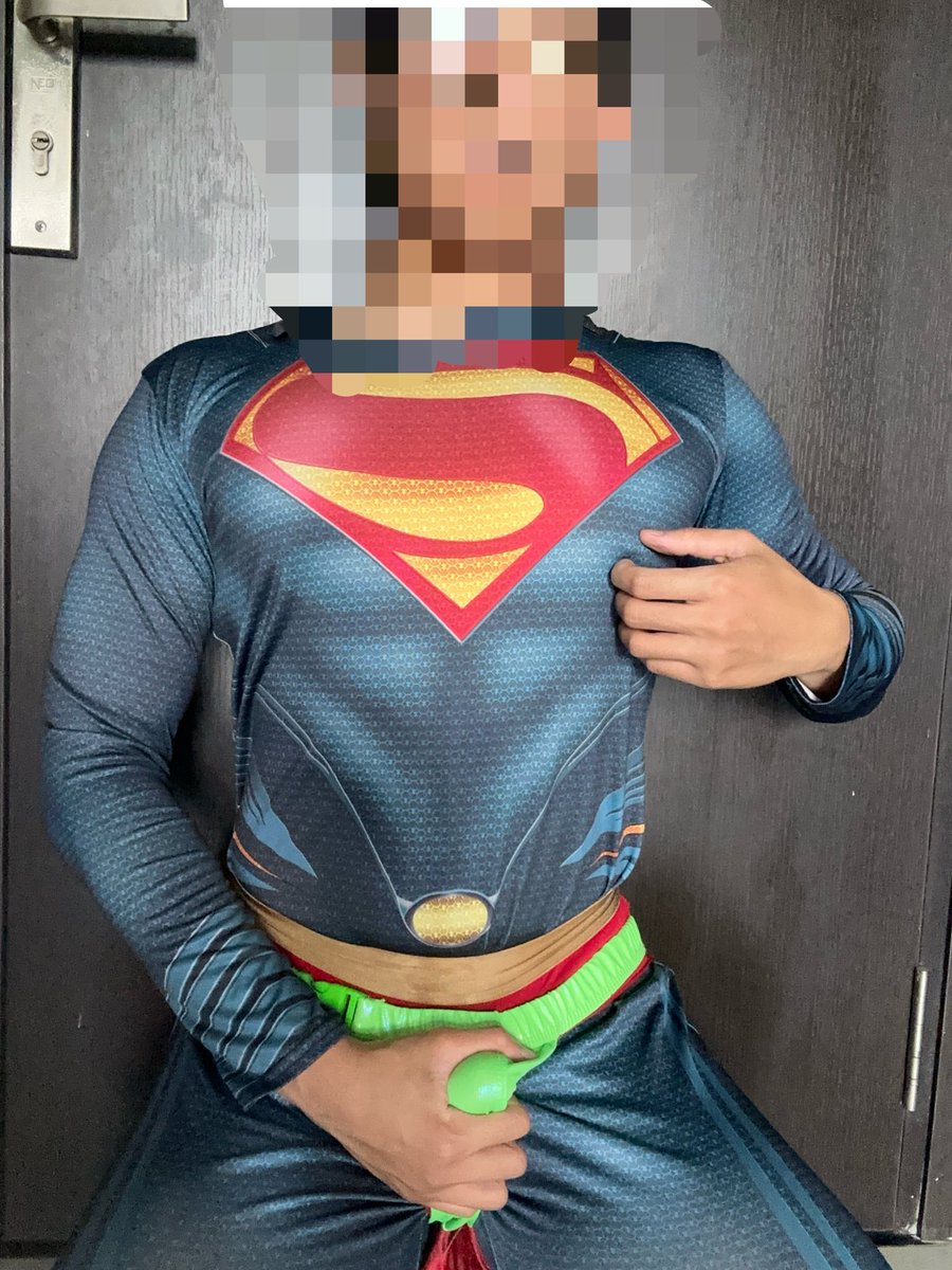 Dustanderly's tweet photo. Chưa flexing được bao lâu đã bị ép mặc sịp kryptonite. 

They trapped me in kryptonite underwear, I cant use my super strength to fight back https://t.co/y8RWPiHwGZ