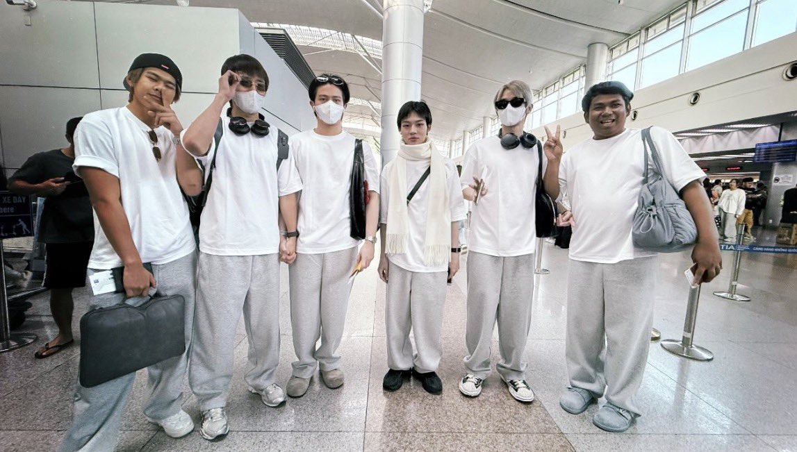 valcrazyforWE's tweet photo. I CAN’T with this pic 😭😂😂😂😂😂😂😂😂😂😂😂😂😂😂😂😂😂😂😂😂😂😂😂😂😂😂
William and Nut holding hands makes it look like a field trip for real ams P’Ko matching?!?! 

#LYKN https://t.co/2iV91wrpc6