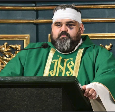 PeterSon74_X's tweet photo. Jan Paweł II odwiedził w więzieniu Ali Agcę, człowieka, który próbował go zabić, i mu przebaczył.
Dziś ksiądz, który sam padł ofiarą brutalnego ataku, prosi o modlitwę za napastnika i o nieobwinianie całego narodu za czyn jednej osoby.
Jeśli ktoś uważa się za katolika, a za taką postawę wylewa na księdza wiadro pomyj, to warto sobie przypomnieć, czego właściwie uczy chrześcijaństwo?