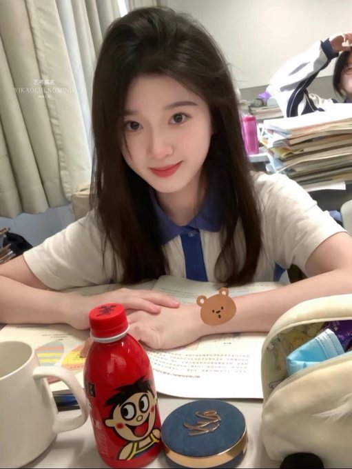 thatsmooniee's tweet photo. 这个点还有男生吗？   

 我想发照片🫣直接发 https://t.co/I9NuRTj1Im