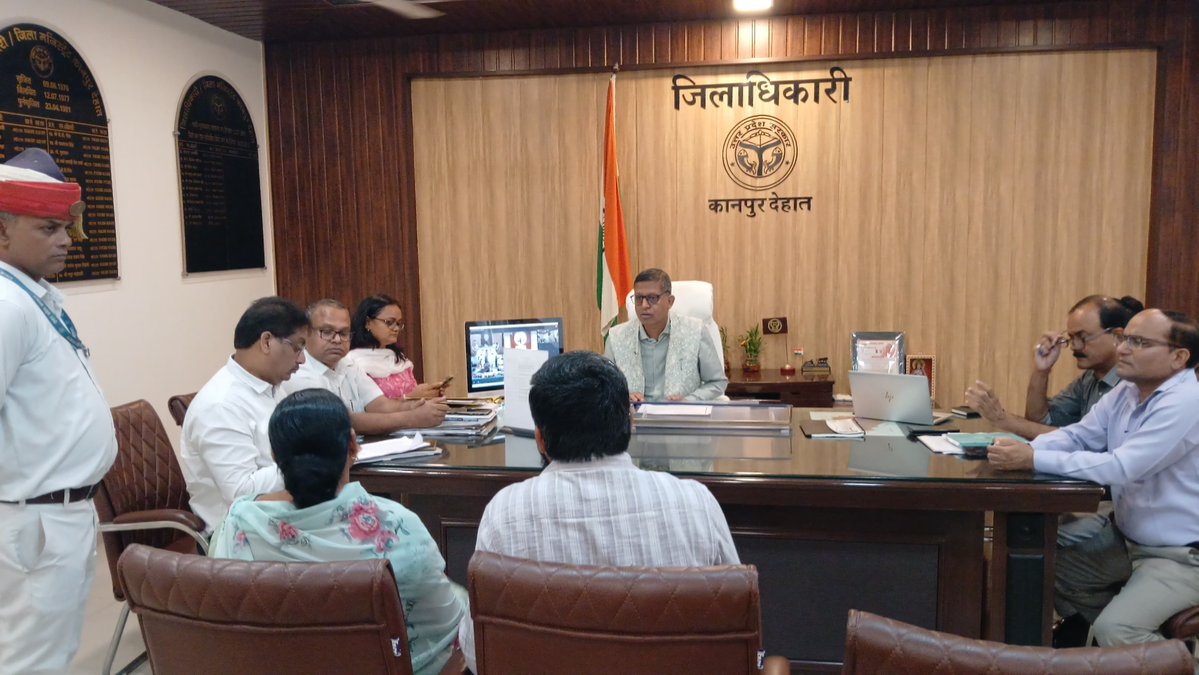 DMKanpurDehat's tweet photo. आज दिनांक 28.09.2026 को कलेक्ट्रेट कार्यालय में जिलाधिकारी/जिला मजिस्ट्रेट श्री कपिल सिंह द्वारा जनसुनवाई की गई। जिलाधिकारी ने जनसामान्य की शिकायतों को सुनते हुए संबंधित अधिकारियों को प्रत्येक प्रकरण का समयबद्ध, पारदर्शी एवं गुणवत्तापूर्ण निस्तारण सुनिश्चित करने के निर्देश दिए। जनसुनवाई में समस्त जनपद स्तरीय अधिकारी, समस्त उप जिलाधिकारी, खंड विकास अधिकारी एवं नगर निकायों के अधिशासी अधिकारी वीडियो कॉन्फ्रेंसिंग के माध्यम से जुड़े रहे।जिलाधिकारी द्वारा जनशिकायतों के त्वरित एवं प्रभावी निस्तारण हेतु अधिकारियों को तत्काल आवश्यक दिशा-निर्देश प्रदान किए गए।
@CMOfficeUP
@spgoyal
@ChiefSecyUP
@sanjaychapps1
@InfoDeptUP