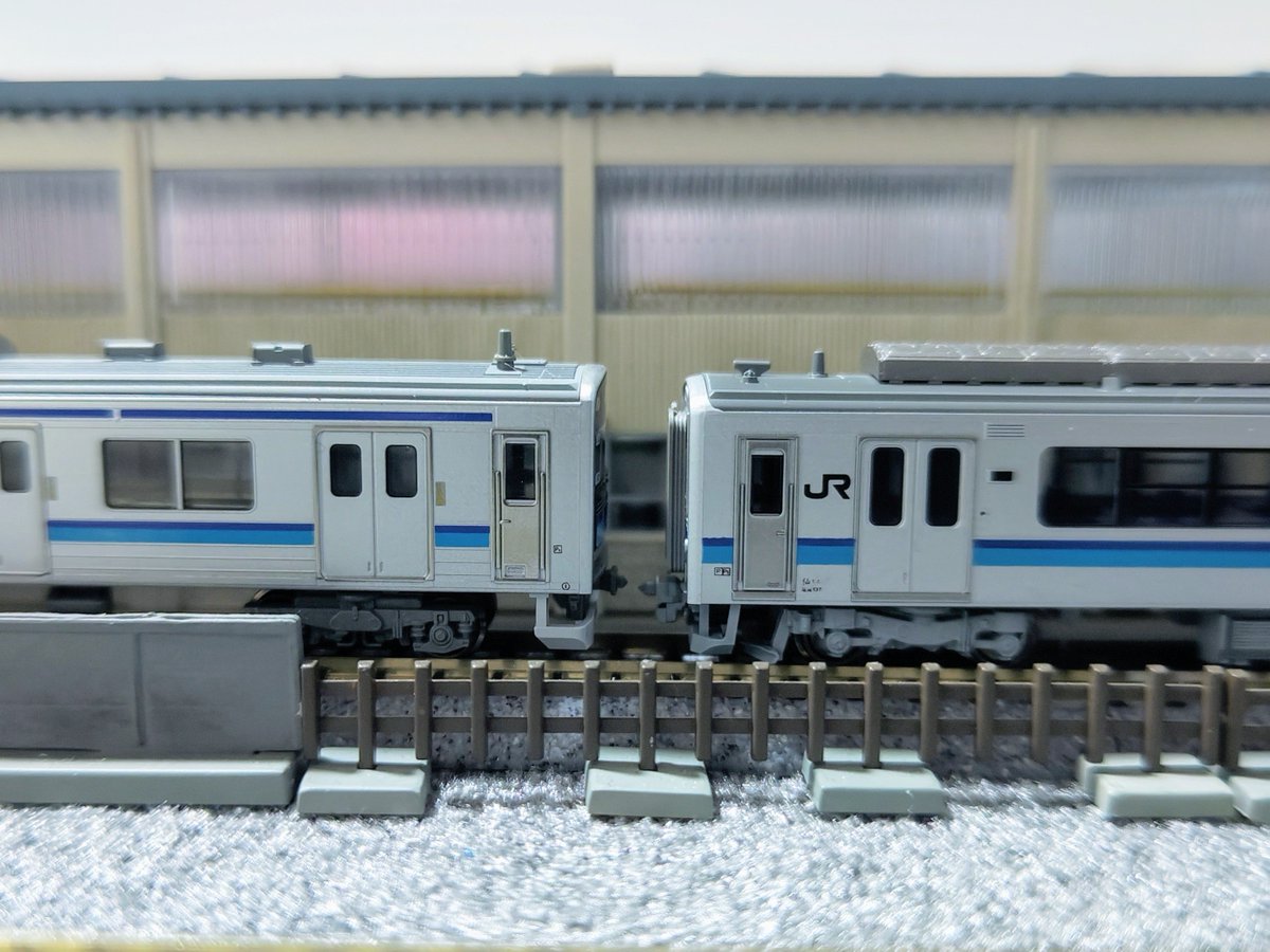 rinngo485's tweet photo. 色味はKATOの仙石線をモデルに似たような色を目指して調色。屋根にはATACSっぽくアンテナをつけました。表記は□Cが手持ち無かったのでとりあえず所属表記のみ変更しました。床下は剥げてもリタッチがきくように調色せず、クレオスの明灰白色で郡山出場風に変更。
もちろん存在しない記憶です🚃 https://t.co/F0XCdHsV6b