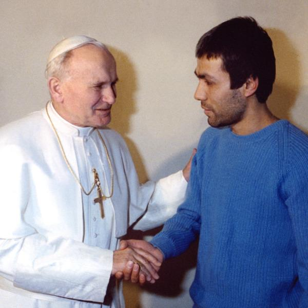 PeterSon74_X's tweet photo. Jan Paweł II odwiedził w więzieniu Ali Agcę, człowieka, który próbował go zabić, i mu przebaczył.
Dziś ksiądz, który sam padł ofiarą brutalnego ataku, prosi o modlitwę za napastnika i o nieobwinianie całego narodu za czyn jednej osoby.
Jeśli ktoś uważa się za katolika, a za taką postawę wylewa na księdza wiadro pomyj, to warto sobie przypomnieć, czego właściwie uczy chrześcijaństwo?