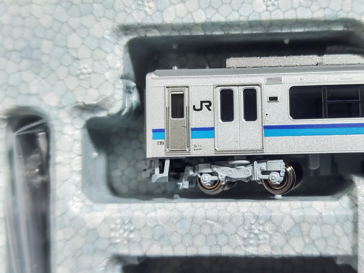 rinngo485's tweet photo. 色味はKATOの仙石線をモデルに似たような色を目指して調色。屋根にはATACSっぽくアンテナをつけました。表記は□Cが手持ち無かったのでとりあえず所属表記のみ変更しました。床下は剥げてもリタッチがきくように調色せず、クレオスの明灰白色で郡山出場風に変更。
もちろん存在しない記憶です🚃 https://t.co/F0XCdHsV6b