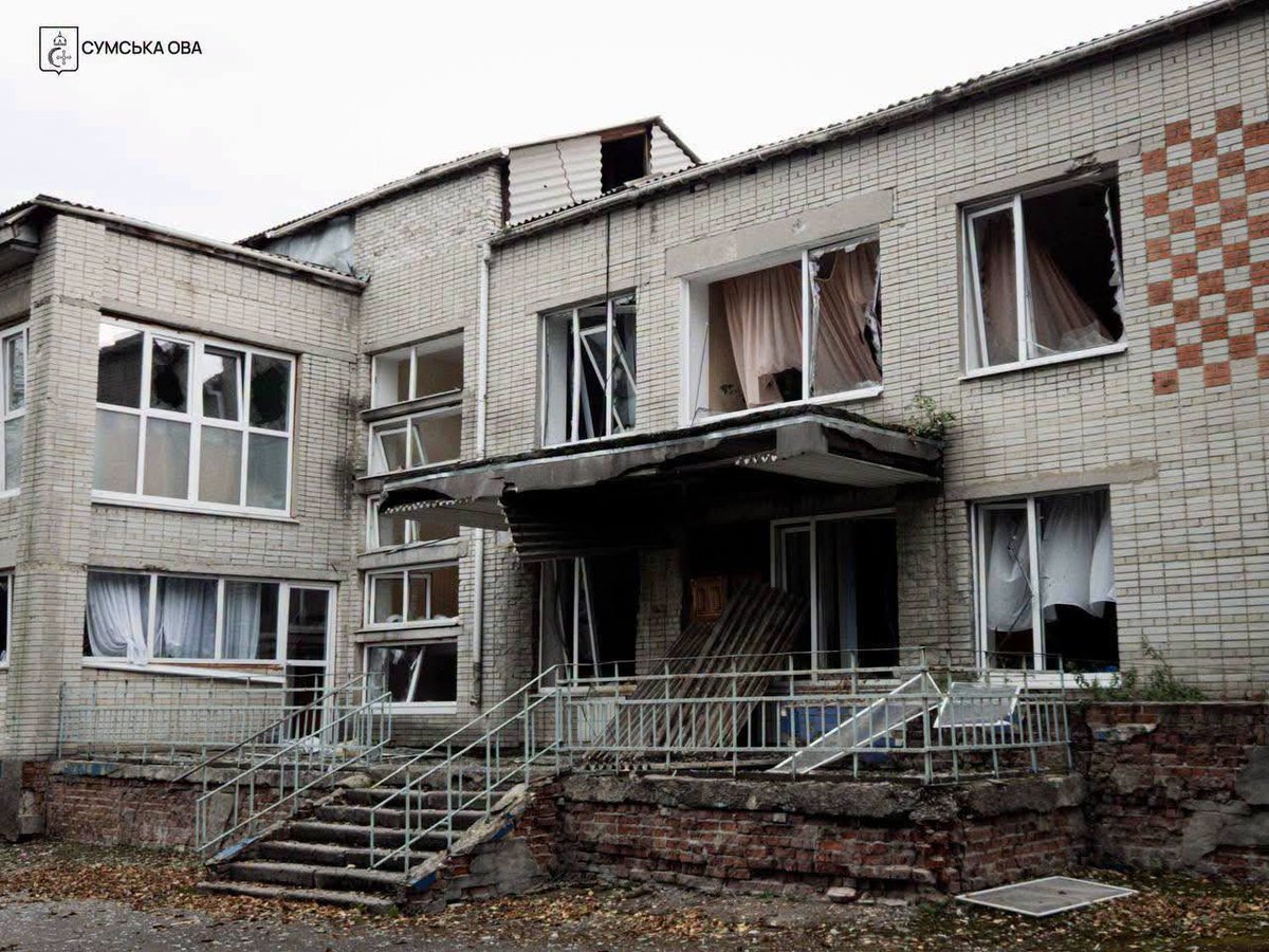 RedCrossUkraine's tweet photo. 🚨 Over the weekend, Ukrainian Red Cross emergency response teams responded to Russian attacks in #Kharkiv and #Sumy. Volunteers provided first aid and psychological first aid, supported evacuations, and delivered essential humanitarian assistance. #EmergencyResponse #NotATarget https://t.co/eX58d3zlF1