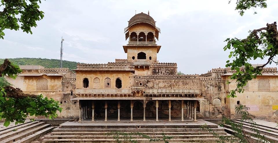 HERITAGE_2025's tweet photo. The #ShikarBurj is actually an old hunting cottage that was built and owned by the rulers of #Bundi, and is located at a little distance from #SukhMahal. It is nestled amidst the sun dappled forests of Bundi and was the place to which Umed Singh, the ruler of Bundi in the 18cent https://t.co/A6JktGVpXk