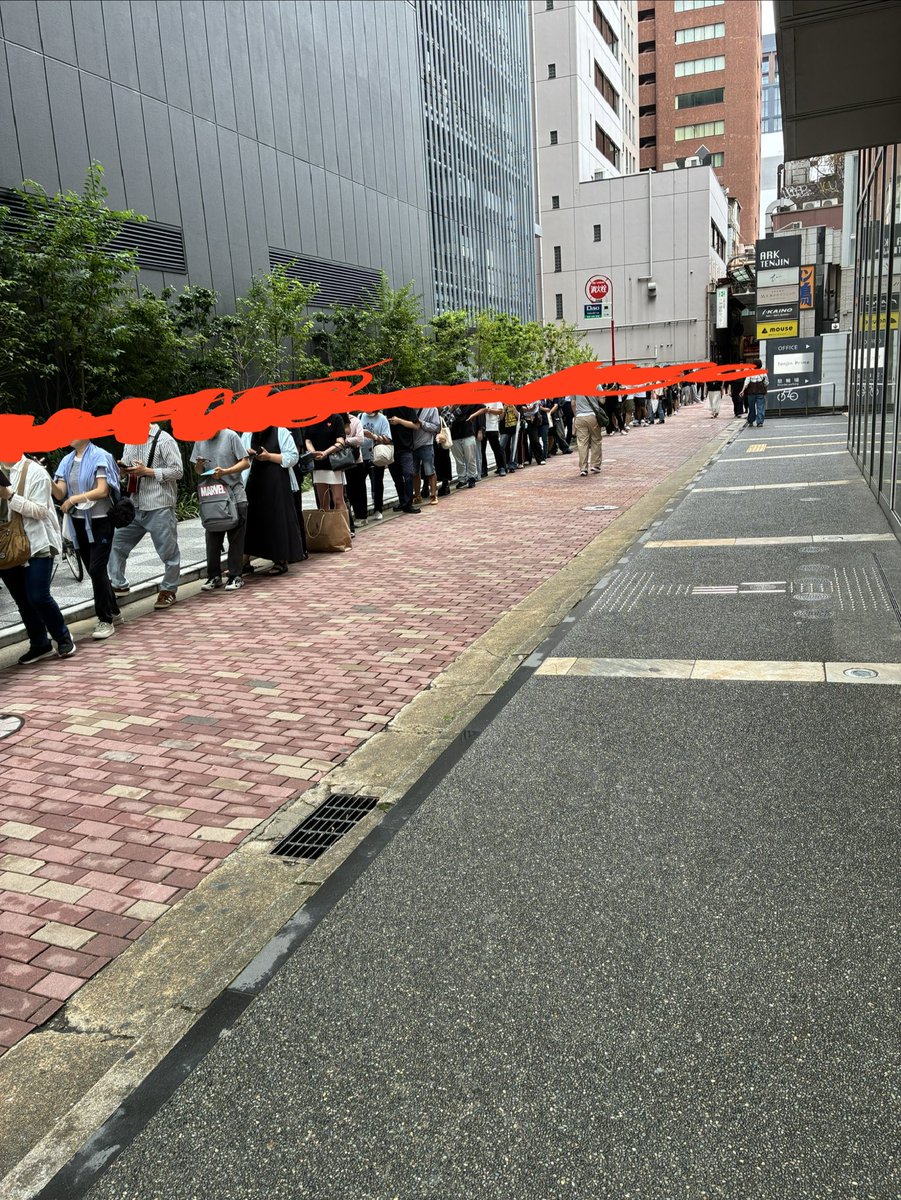 jjjjmgj's tweet photo. 平日の昼間になんでこんなに人いるの⁉️ https://t.co/Aso1PKtFaV