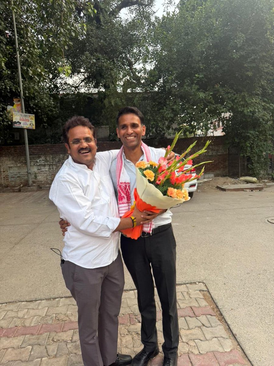 NirajPandeyLive's tweet photo. उत्तर प्रदेश भाजपा के मंत्री और पूर्व पत्रकार मित्र @YatendraMedia जी को जन्मदिन की बधाई एवं शुभकामनाएं। ईश्वर आपने स्वस्थ एवं दीर्घायु बनाएं। https://t.co/bM9mqkPWEi