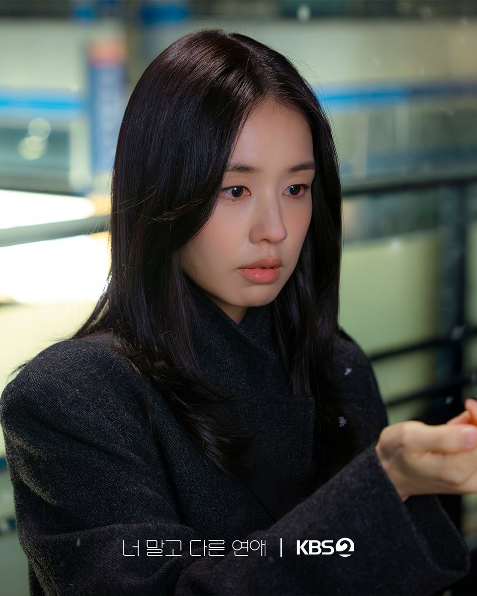 KBS_drama's tweet photo. [📸]

스스로도 설명하기 어려운 미묘한 변화 감지!
첫눈 기념일에 이어 이튿날 ‘그 남자’의 사무실에서 눈을 뜨는 외박 엔딩까지🫢

💞 연애 10년 차, 익숙했던 연인이 낯선 감정과 마주하게 되는 현실 공감 리얼 멜로드라마

KBS 2TV 토일 미니시리즈 [너 말고 다른 연애]
매주 토 · 일 밤 9시 20분 방송

#너말고다른연애 #너다연 #ALoveOtherThanYours #서강준 #안은진