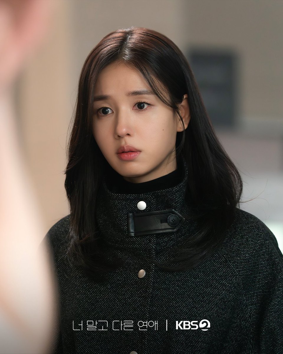 KBS_drama's tweet photo. [📸]

스스로도 설명하기 어려운 미묘한 변화 감지!
첫눈 기념일에 이어 이튿날 ‘그 남자’의 사무실에서 눈을 뜨는 외박 엔딩까지🫢

💞 연애 10년 차, 익숙했던 연인이 낯선 감정과 마주하게 되는 현실 공감 리얼 멜로드라마

KBS 2TV 토일 미니시리즈 [너 말고 다른 연애]
매주 토 · 일 밤 9시 20분 방송

#너말고다른연애 #너다연 #ALoveOtherThanYours #서강준 #안은진