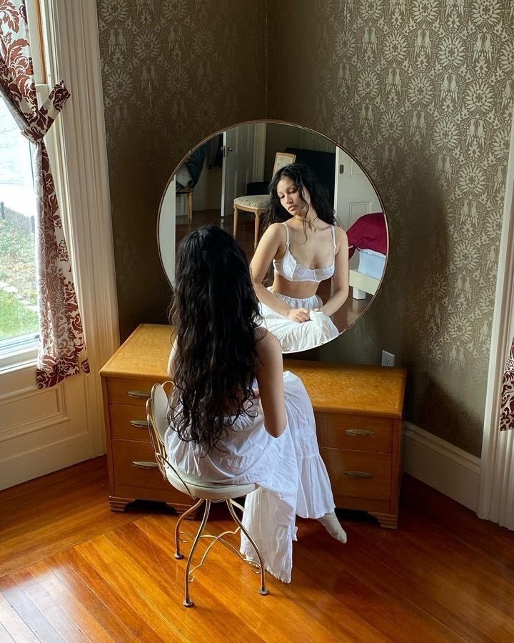 mo88sssy's tweet photo. aurora josephine rowan 
26. queer. selective. picky. 
lover of ice skating, herbal teas, plants, poetry books, matcha, and pinterest. 
usually smells of an irresistible warm gourmand. flower shop owner based in nyc. 21+ https://t.co/wwFoy2afGV