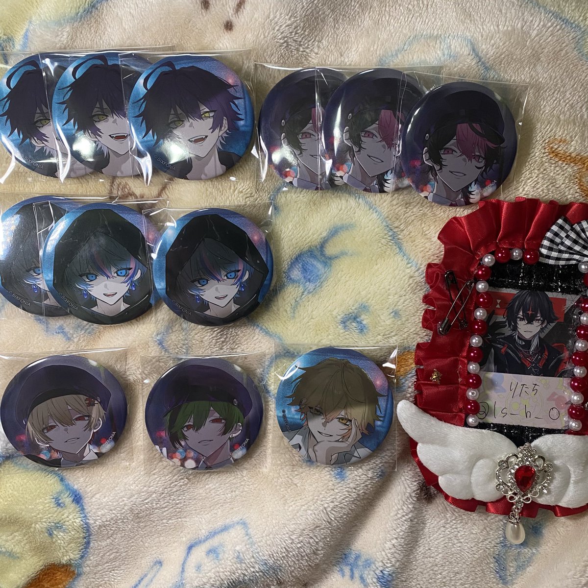 wan_0801y's tweet photo. @miko_hime_ 初めまして、検索よりお声かけ失礼致します。
出先からのため他の方とのまとめてのお写真で申し訳ございません。
👑ポイズン等身2、SD、タクシー、メドレー各1
また、お写真ないのですがポスカ1点所持しております。

記載額＋送料にてまとめてお迎えしていただくことは可能でしょうか？ https://t.co/ZMmvt90BGd
