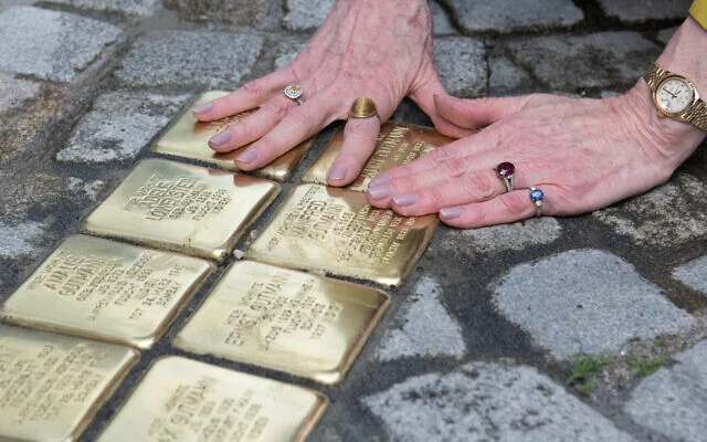 yunuserdolen's tweet photo. İsrail destekçisi Afd ve CDU, Doğu Almanya'nın Heidenau kentinde işbirliği yaparak kentin sokaklarına yeni Stolperstein, Holokost anma taşı eklenmesini durdurdu. 
Bu taşlar Holokost'ta katledilen Yahudilerin isimlerini eskiden yaşadıkları evlerin, sokakların önlerine işliyordu.
İsrail destekçilerine göre Elif Eralp antisemit, ama Afd ve CDU değil.
Gazze soykırımına destek antisemitizm tartışmalarını katliamlara karşı çıkan solculara yükledi. Fakat radikal sağ ile İslam düşmanlığında birleşen İsraili, çok tehlikeli bir sürecin kapılarını aralıyor bence. 
Heidenau'daki bu olay da bunun özeti.