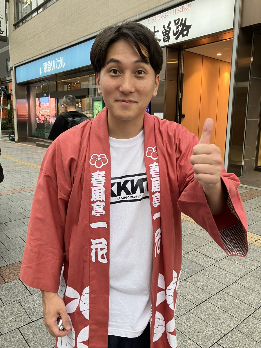 big_maneki's tweet photo. 披露興行8日目です！！
古今亭陽々さんが行列整理手伝ってくれております！！ https://t.co/bVb2ogqBo8
