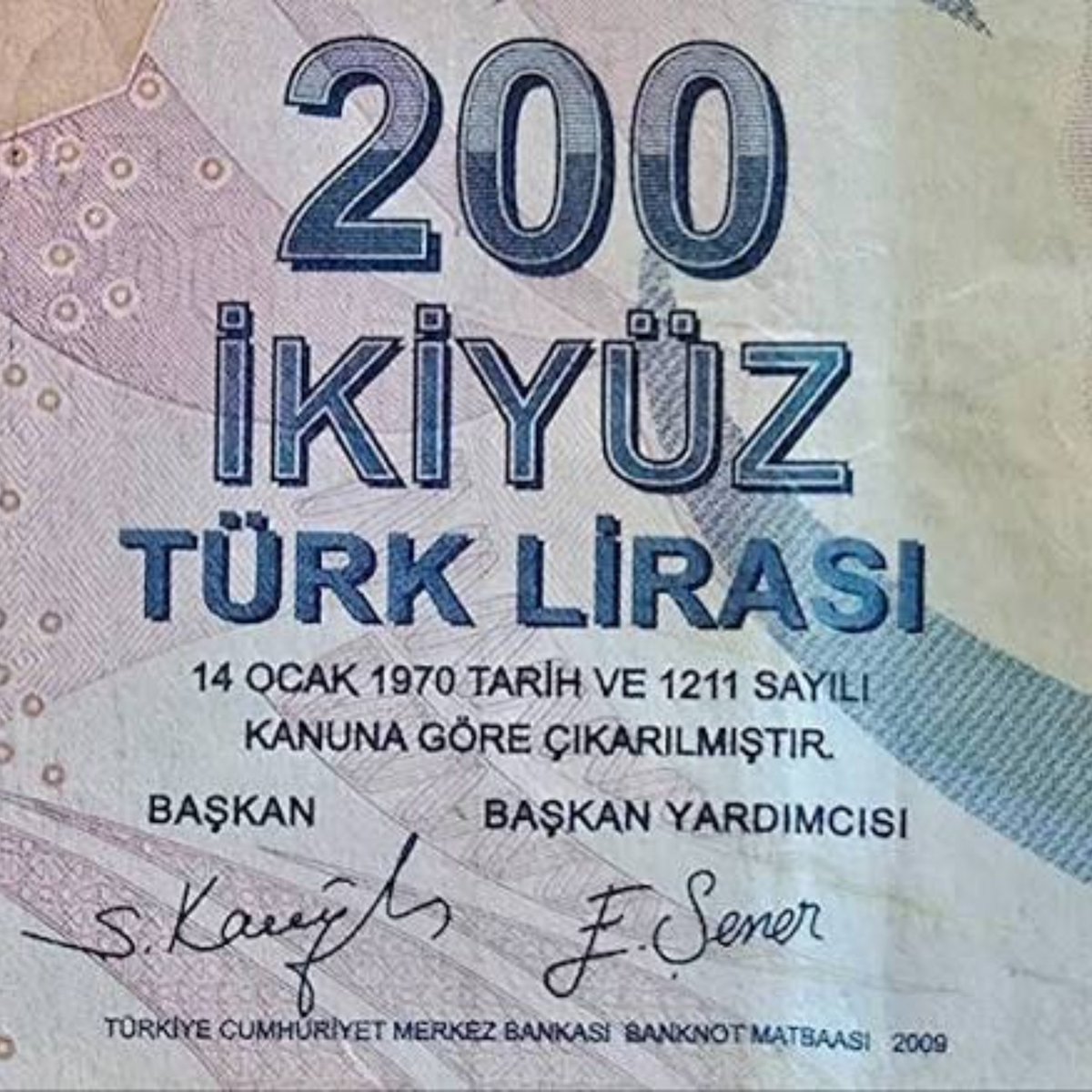 DistasteYeni's tweet photo. Fon soruşturmasında tutuklanan Erkan Kilimci'nin 200 TL'de imzası var!

Geçen yıl da dolandırıcılıktan tutuklu Emrah Şener'in imzası vardı! https://t.co/x3tc0Ao83k