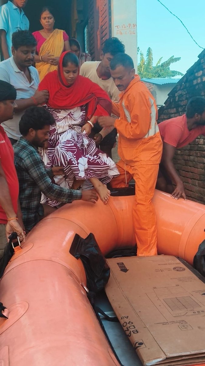 SSB_INDIA's tweet photo. On 28.09.2026, #RRT of 21st Battalion, SSB #Bagaha, successfully rescued a pregnant woman from flood-affected Bhedihari Colony, #WestChamparan, Bihar. She was safely evacuated and shifted to a hospital for medical assistance.

#SSB — Committed to Service, Security & Brotherhood.

#SewaSurakshaBandhutwa #FloodRescue #Bihar #HumanitarianAssistance 
#NationFirst 
@PMOIndia @HMOIndia 
@PIBHomeAffairs @ANI @PTI_News