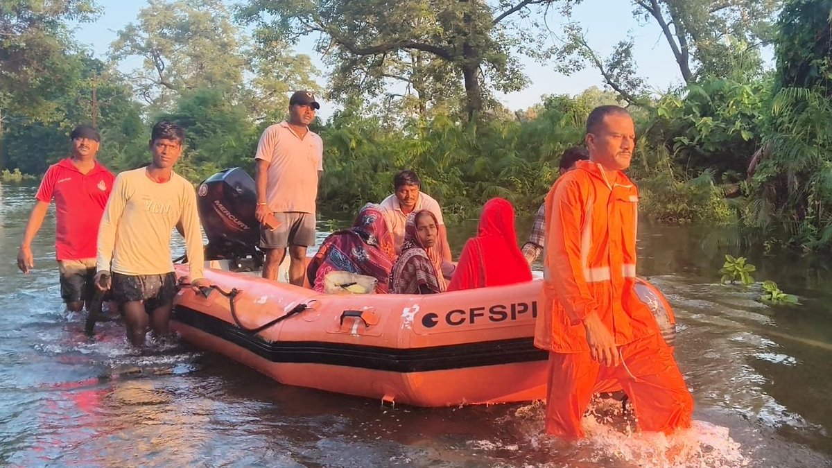 SSB_INDIA's tweet photo. On 28.09.2026, #RRT of 21st Battalion, SSB #Bagaha, successfully rescued a pregnant woman from flood-affected Bhedihari Colony, #WestChamparan, Bihar. She was safely evacuated and shifted to a hospital for medical assistance.

#SSB — Committed to Service, Security & Brotherhood.

#SewaSurakshaBandhutwa #FloodRescue #Bihar #HumanitarianAssistance 
#NationFirst 
@PMOIndia @HMOIndia 
@PIBHomeAffairs @ANI @PTI_News