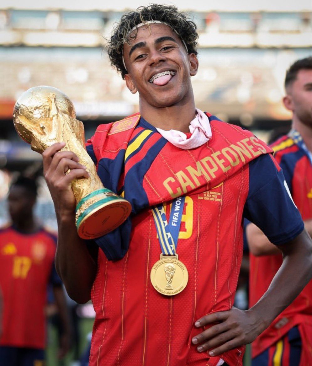 TMfutbal's tweet photo. 🚨𝗡𝗘𝗪: Fabrizio Romano has made 200 posts about Lamine Yamal since the World Cup! 

Is Fabrizio Romano a true journalist or a Lamine Yamal propagandist? 🤔 https://t.co/U0WABsKyGj