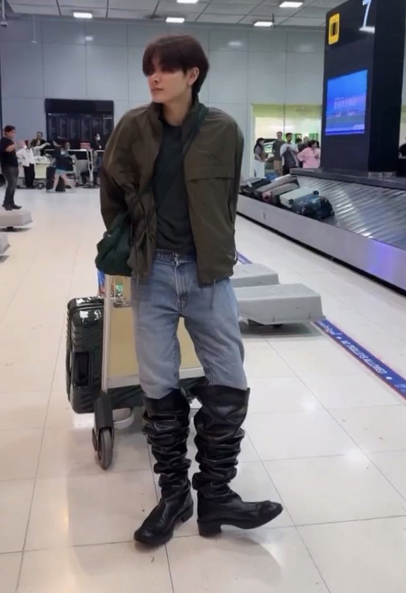 chen_rcjs's tweet photo. crying at the difference in JoongDunk’s outfits 😭😭😭😭 both of them dressed for entirely different things

#จุงดัง #JoongDunk https://t.co/PGadV8749C