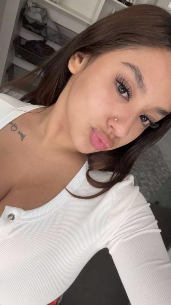Sisi4fsx's tweet photo. Looking for a genuine man to share love and life with. Age doesn’t matter, your heart does. ❤️🌹💍

💬 Telegram: https://t.co/aNej68BFtM https://t.co/SnuzkWflDO