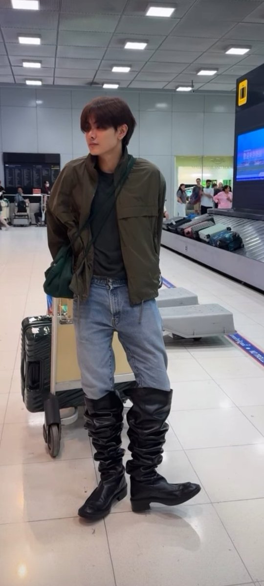 sarittajd0110's tweet photo. the shoe difference ...one with super fashion boots and the other in socks and slides i love them AJAJAJAJAJ https://t.co/PFyatJskax