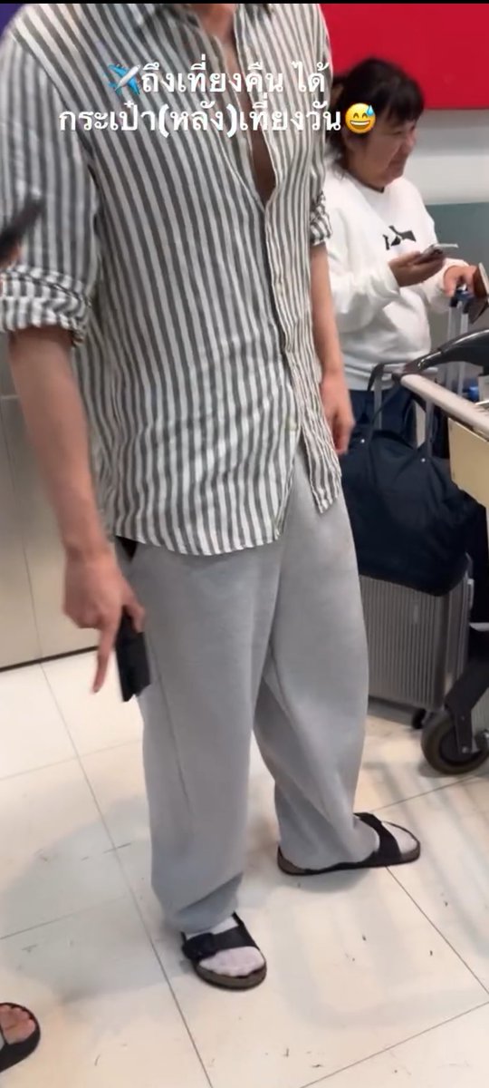 sarittajd0110's tweet photo. the shoe difference ...one with super fashion boots and the other in socks and slides i love them AJAJAJAJAJ https://t.co/PFyatJskax