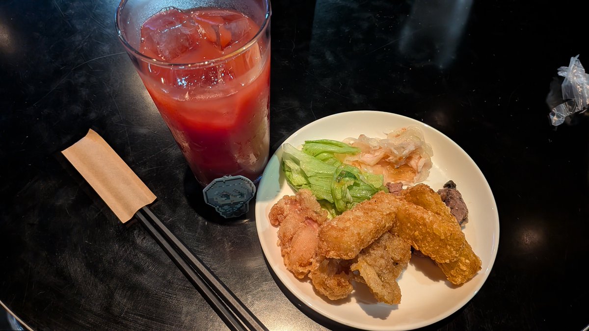 code_si_non's tweet photo. 七ヶ霜先生メタのみにも行ったらしいぞ！
NEO未來のファンク都市さんの心地良いDJと共に酒とつまみだと！？
あと、ダーツでフレンドと勝負し初見で1勝したって！！

 #メタのみ  #VRChat https://t.co/7GG5Mg1PB2