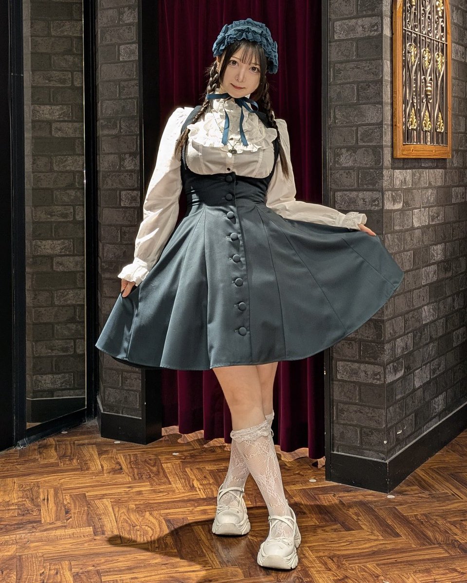 ATELIERPIERROT4's tweet photo. 気品漂うクラシカルな雰囲気がお好きならSheglitがおすすめ⋆˙⟡

ダークグリーンカラーはシックなゴシックコーデが楽しめます♡

ホルターネックがポイントのジャンパースカートです。
背面編み上げでウエストが絞れるため、ウエストに合わせて美しいシルエットがつくれます。

【Sheglit】
"Noble"ホルタージャンパースカート
¥33,000(税込)
🛒https://t.co/H3qtZXntGL

ストライプJQギャザーブラウス
¥20,900(税込)
🛒https://t.co/uXjdNavdRj

"Royal"レースジャボ
¥9,90(税込)
🛒https://t.co/UarCnn99rg

アトリエピエロ横浜ビブレ店
☎︎080-4738-9494