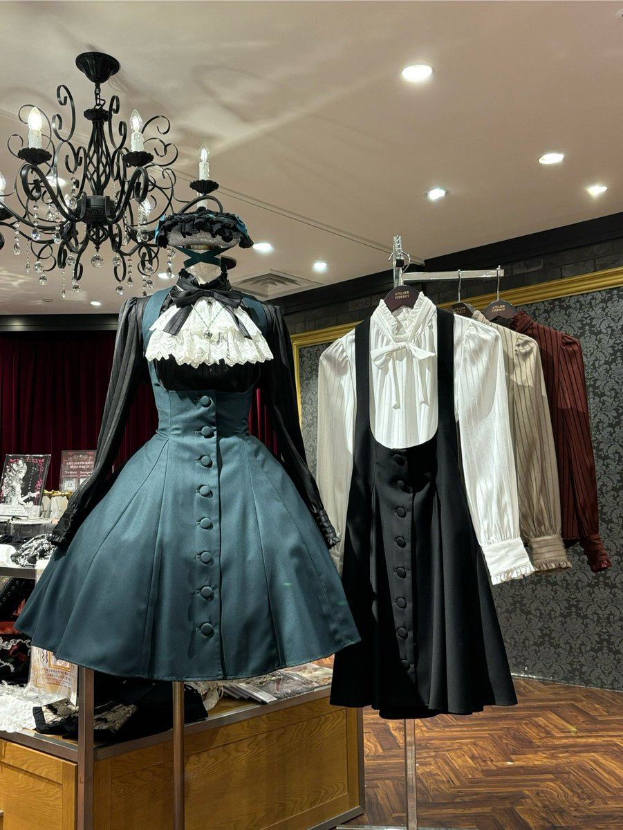 ATELIERPIERROT4's tweet photo. 気品漂うクラシカルな雰囲気がお好きならSheglitがおすすめ⋆˙⟡

ダークグリーンカラーはシックなゴシックコーデが楽しめます♡

ホルターネックがポイントのジャンパースカートです。
背面編み上げでウエストが絞れるため、ウエストに合わせて美しいシルエットがつくれます。

【Sheglit】
"Noble"ホルタージャンパースカート
¥33,000(税込)
🛒https://t.co/H3qtZXntGL

ストライプJQギャザーブラウス
¥20,900(税込)
🛒https://t.co/uXjdNavdRj

"Royal"レースジャボ
¥9,90(税込)
🛒https://t.co/UarCnn99rg

アトリエピエロ横浜ビブレ店
☎︎080-4738-9494