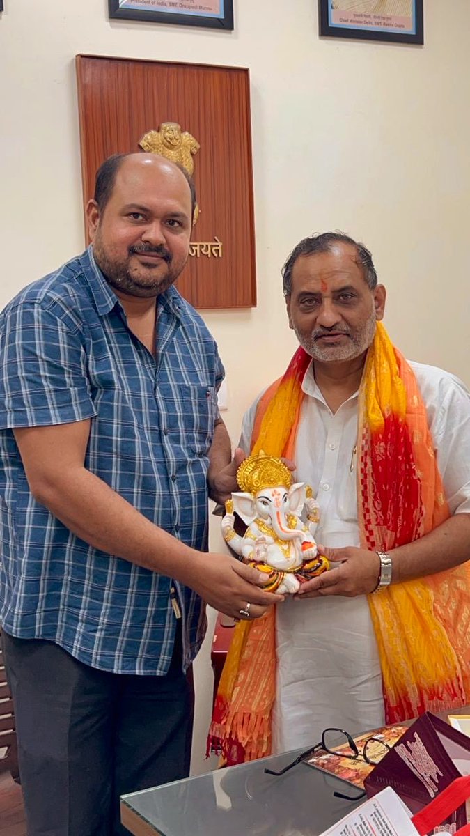 nirmalmishraa's tweet photo. घोंडा विधानसभा क्षेत्र के लोकप्रिय विधायक श्री अजय महावर जी से भेंट कर उन्हें भारतीय जनता पार्टी, गुजरात का सह-प्रभारी नियुक्त होने पर हार्दिक बधाई एवं शुभकामनाएँ प्रेषित कीं।

मुझे विश्वास है कि उनके संगठनात्मक अनुभव, समर्पण एवं कुशल नेतृत्व से गुजरात में पार्टी संगठन को नई ऊर्जा और गति मिलेगी।
@AjayMahawarBJP