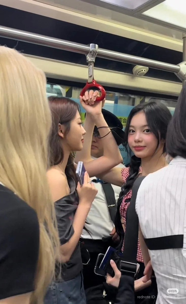 ekwjdwm's tweet photo. 댠얀 목격사진 뜰때마다 이런사진들인거 개뿜 https://t.co/Ba9zEmRinZ