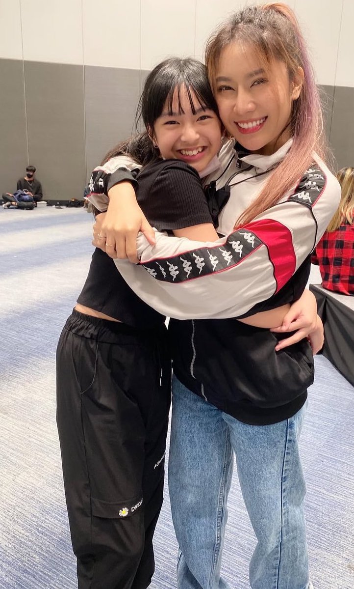callamdenot's tweet photo. 11 years old Chiquita with her dance teacher at local shopping mall >>> An international fans of a 17 years old Chiquita at DOME concert 🥹#치키타 #BABYMONSTER  #CHIQUITA แคนนี่   babymonster @YGBABYMONSTER_ https://t.co/EmCpFG9KK5