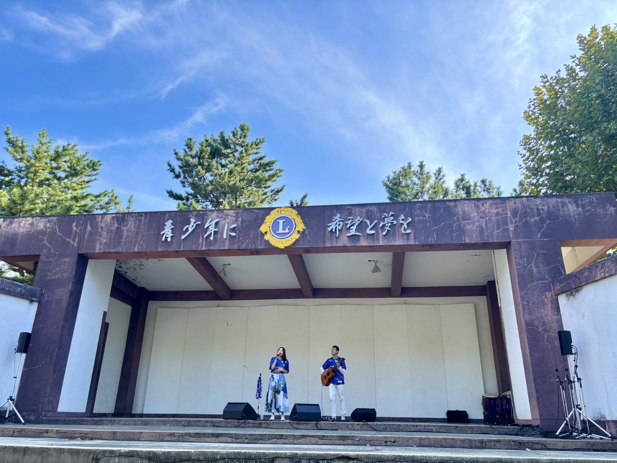 matsumoto_eiko's tweet photo. #ブラウブリッツ秋田 ⚽️
対 #アルビレックス新潟 戦‼️

初の野外音楽堂ステージ🎵
 #本間貴士 氏のアコギが晴天の空に心地よく響いておりました！今シーズンも音楽でチームを後押し出来るよう頑張ります🎤

スタジアムの入場者数も過去2位の記録で
10,847名✨✨✨✨✨

#TravisJapan の皆さんや、
 #荒牧陽子 さんも秋田においでいただいて👹試合前から沢山盛り上げてくださり本当に感謝デシタ💙

#秋田一体結
