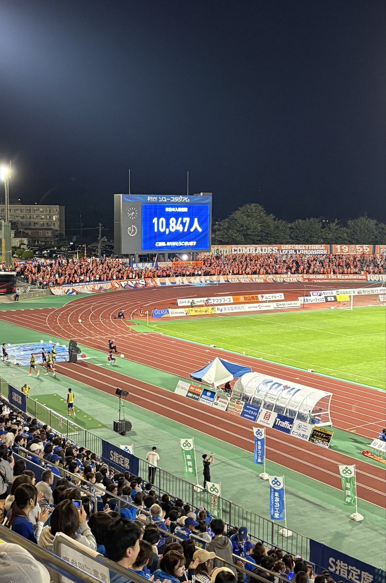 matsumoto_eiko's tweet photo. #ブラウブリッツ秋田 ⚽️
対 #アルビレックス新潟 戦‼️

初の野外音楽堂ステージ🎵
 #本間貴士 氏のアコギが晴天の空に心地よく響いておりました！今シーズンも音楽でチームを後押し出来るよう頑張ります🎤

スタジアムの入場者数も過去2位の記録で
10,847名✨✨✨✨✨

#TravisJapan の皆さんや、
 #荒牧陽子 さんも秋田においでいただいて👹試合前から沢山盛り上げてくださり本当に感謝デシタ💙

#秋田一体結