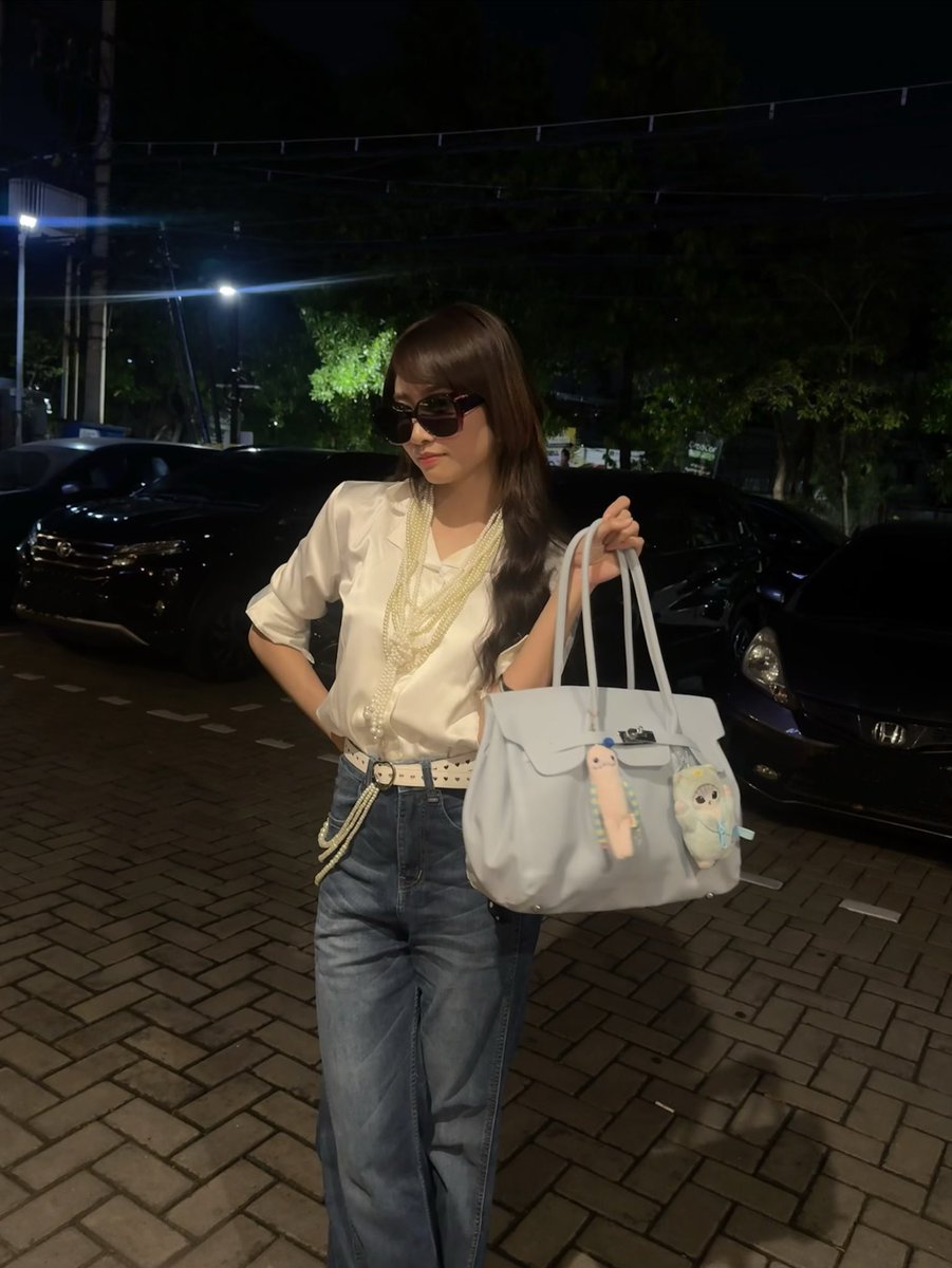 A_MutheJKT48's tweet photo. #HaiMunday kembali menghadirkan foto manjah dari diri ku di Surabaya saat itu ✨ https://t.co/0wzpsew2F7