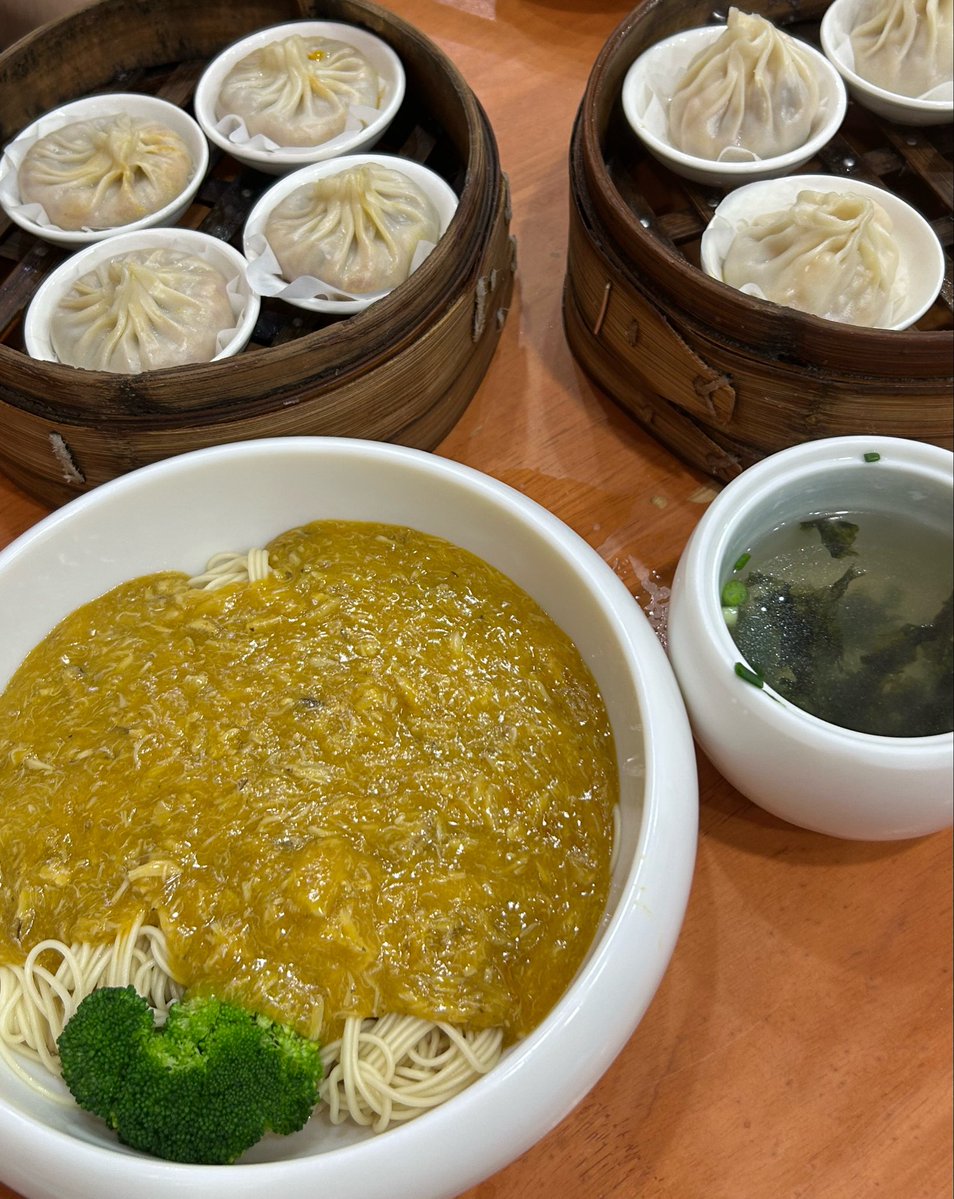 g5jsg54457's tweet photo. 상하이 존맛 게살국수 게살딤섬 맛집 추천

게살국수 존나 맛있음 걍 게살 다 발라놓음내장 범벅 소스를 국수에 부어주심 야르

그리고 딤섬은 새우랑 게살딤섬 시킴

새우딤섬 말모
게살딤섬은 만두피에 국수에 부운 그 게살내장범벅소스가 들어있는거임

난 비리지도 않았음 개 잘먹음 ㅁㅊㄷ

상하이 난징동루 인근에 위치한 미슐랭 가이드 빕구르망 선정 딤섬 전문점임

>>라이라이샤오롱