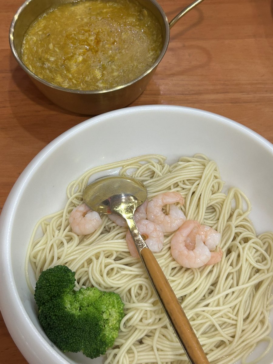 g5jsg54457's tweet photo. 상하이 존맛 게살국수 게살딤섬 맛집 추천

게살국수 존나 맛있음 걍 게살 다 발라놓음내장 범벅 소스를 국수에 부어주심 야르

그리고 딤섬은 새우랑 게살딤섬 시킴

새우딤섬 말모
게살딤섬은 만두피에 국수에 부운 그 게살내장범벅소스가 들어있는거임

난 비리지도 않았음 개 잘먹음 ㅁㅊㄷ

상하이 난징동루 인근에 위치한 미슐랭 가이드 빕구르망 선정 딤섬 전문점임

>>라이라이샤오롱