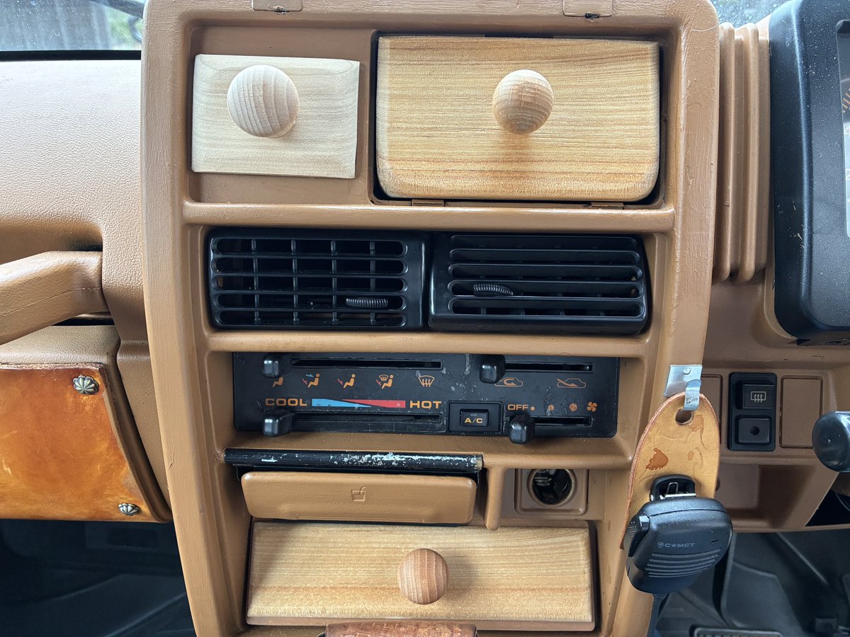 lonmomi1981's tweet photo. JA11の車内が田舎の古民家みたいになってきた。
パーキング用の小銭入れ引出し🅿️ https://t.co/DYMlEnE2Uz