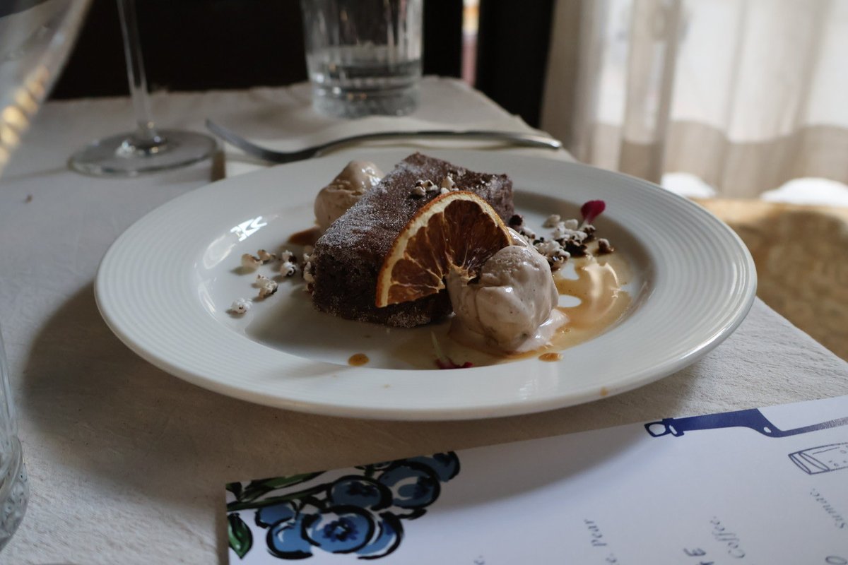 Queen_Finxa's tweet photo. THE BRIDGE: Orange. Sorghum. Coffee. 

Orange-Chocolate Sorghum Sponge, dusted in castor sugar, soaked with coffee glaze, popped sorghum and served alongside a delicious sorghum coffee ice cream made by @_tapi_tapi 

This was one of the crowd favourites. https://t.co/q3i7frwkKD