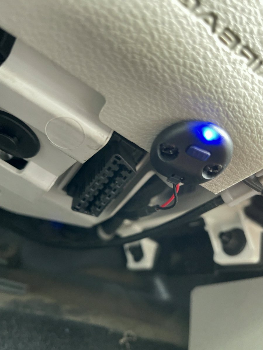 DonaldWhitcaji's tweet photo. I had this car for about 2 years but somehow never noticed this until last night when I was hotboxing. Is this a tracker or sumthin?
#GearHead https://t.co/r7Z7TkVKhW