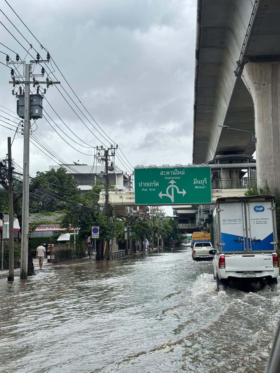 js100radio's tweet photo. ⚠️โปรดหลีกเลี่ยงเส้นทาง #ถนนพหลโยธิน บริเวณหน้าราบ 11 ทั้งขาเข้าและขาออก ทั้งสองฝั่ง เนื่องจากมีน้ำท่วมขังสูง รถยนต์ขนาดเล็กและรถจักรยานยนต์ เสี่ยงเครื่องยนต์ดับ
.
ขอให้ประชาชนหลีกเลี่ยงเส้นทางดังกล่าว และโปรดใช้เส้นทางอื่นแทน เพื่อความปลอดภัย

(Cr.สำนักงานเขตบางเขน) https://t.co/doLt8vGDhp