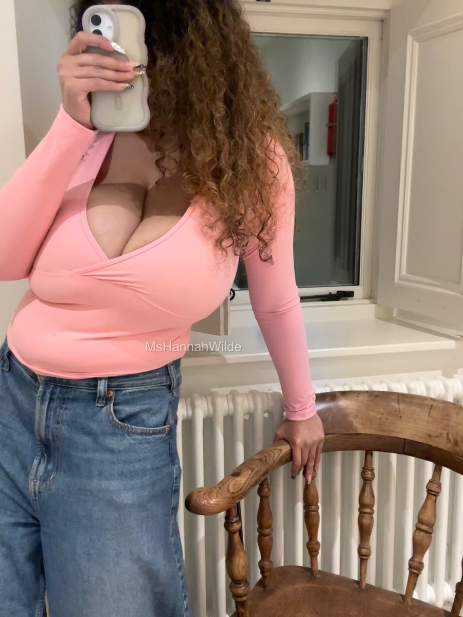 MsHannahWilde's tweet photo. Is it true what they say about pink making the boys wa-... I mean wink? https://t.co/7WYmXubkwr