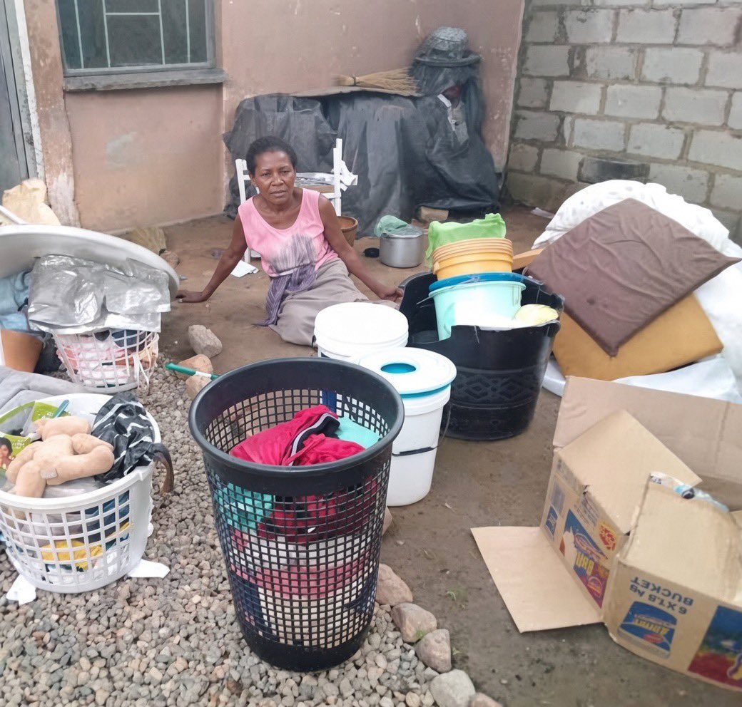 adebalogunnn's tweet photo. Our agent came this morning and is packing our things out. My mom and I are about to become homeless. Please I’m begging everyone to kindly assist and support us with paying our rent. Please my mom and I are really desperate. 

Please I’m begging eveybody to kindly help https://t.co/sGikSWWqvr