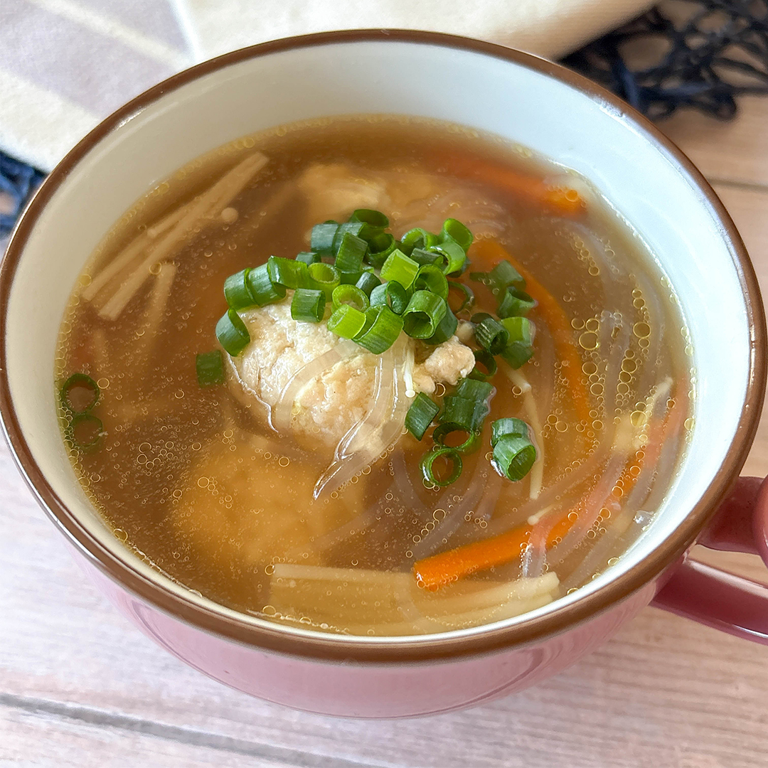 TastyJapan's tweet photo. 豆腐を入れるだけで感動のふわふわ🥹具だくさんで大満足！鶏団子と春雨のスープ

豆腐入りのやわらかな鶏団子と春雨、野菜��たっぷり味わえるスープのレシピです。具だくさんで食べ応えがあり、これ一品で軽く済ませたい日の食事にもおすすめです✨

詳しくはリプ欄を見てね👇 https://t.co/wsEqRbfF0s